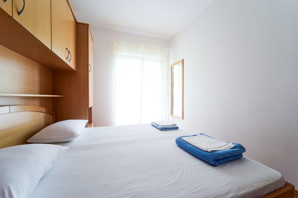 Apartments Mrva Ugljan Bagian luar foto