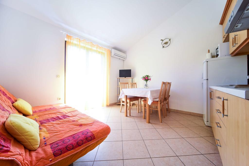Apartments Mrva Ugljan Bagian luar foto