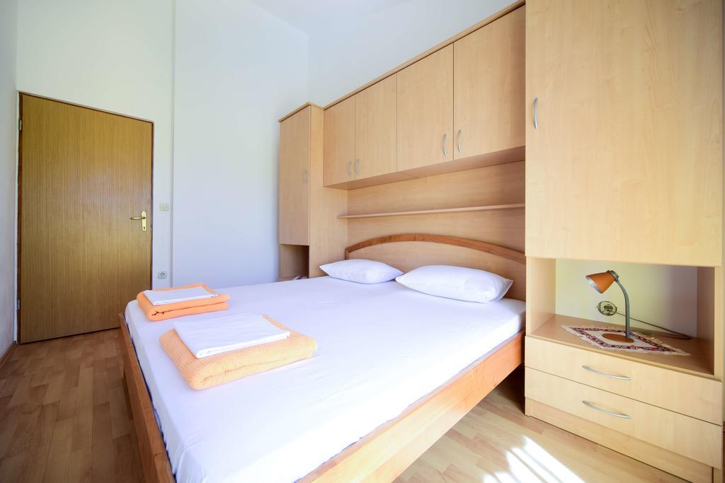 Apartments Mrva Ugljan Bagian luar foto