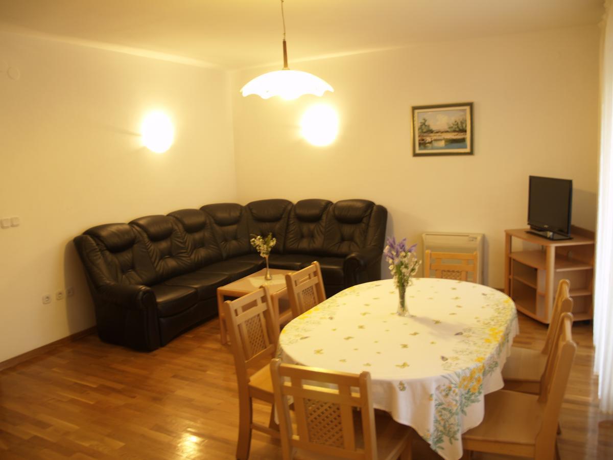 Apartments Mrva Ugljan Bagian luar foto