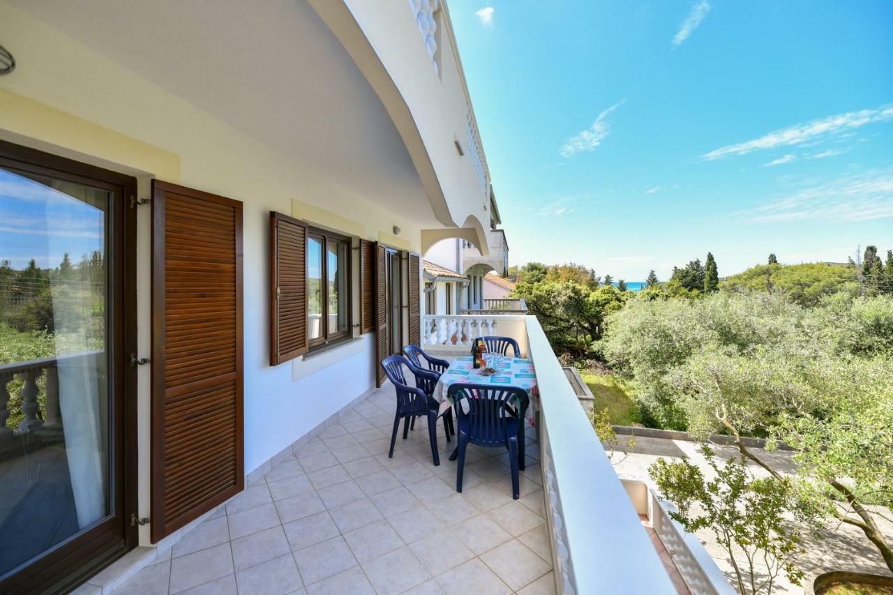 Apartments Mrva Ugljan Bagian luar foto