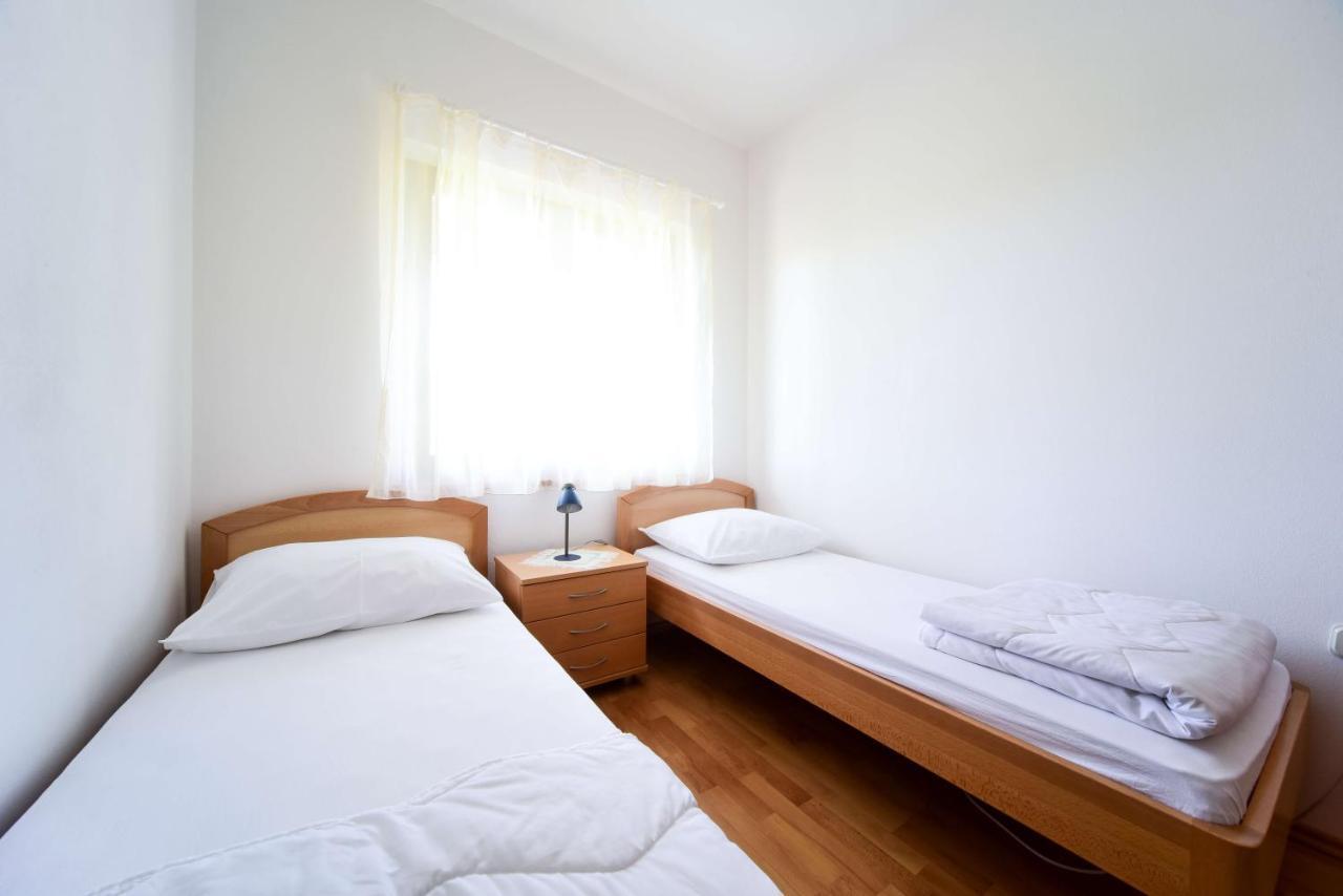 Apartments Mrva Ugljan Bagian luar foto